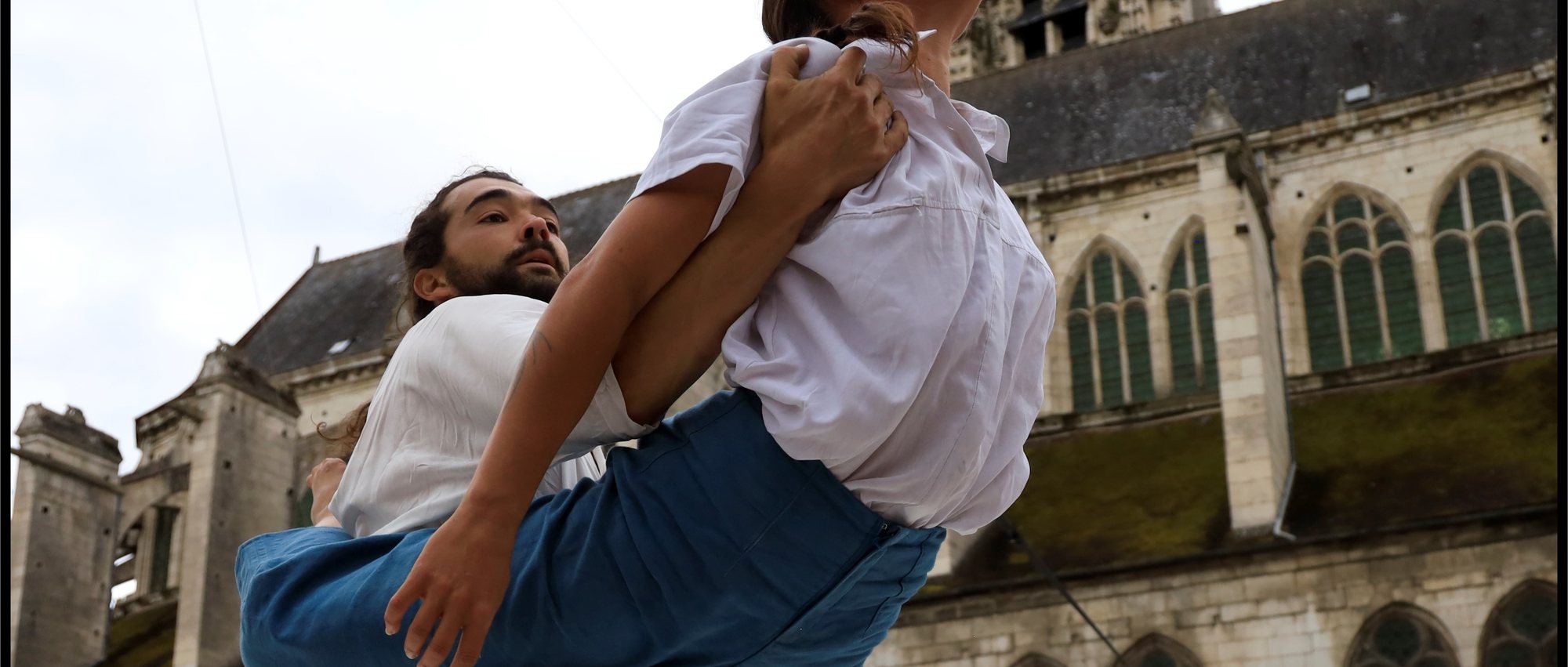 Un porté vu en contre-plongée devant la façade d'une église