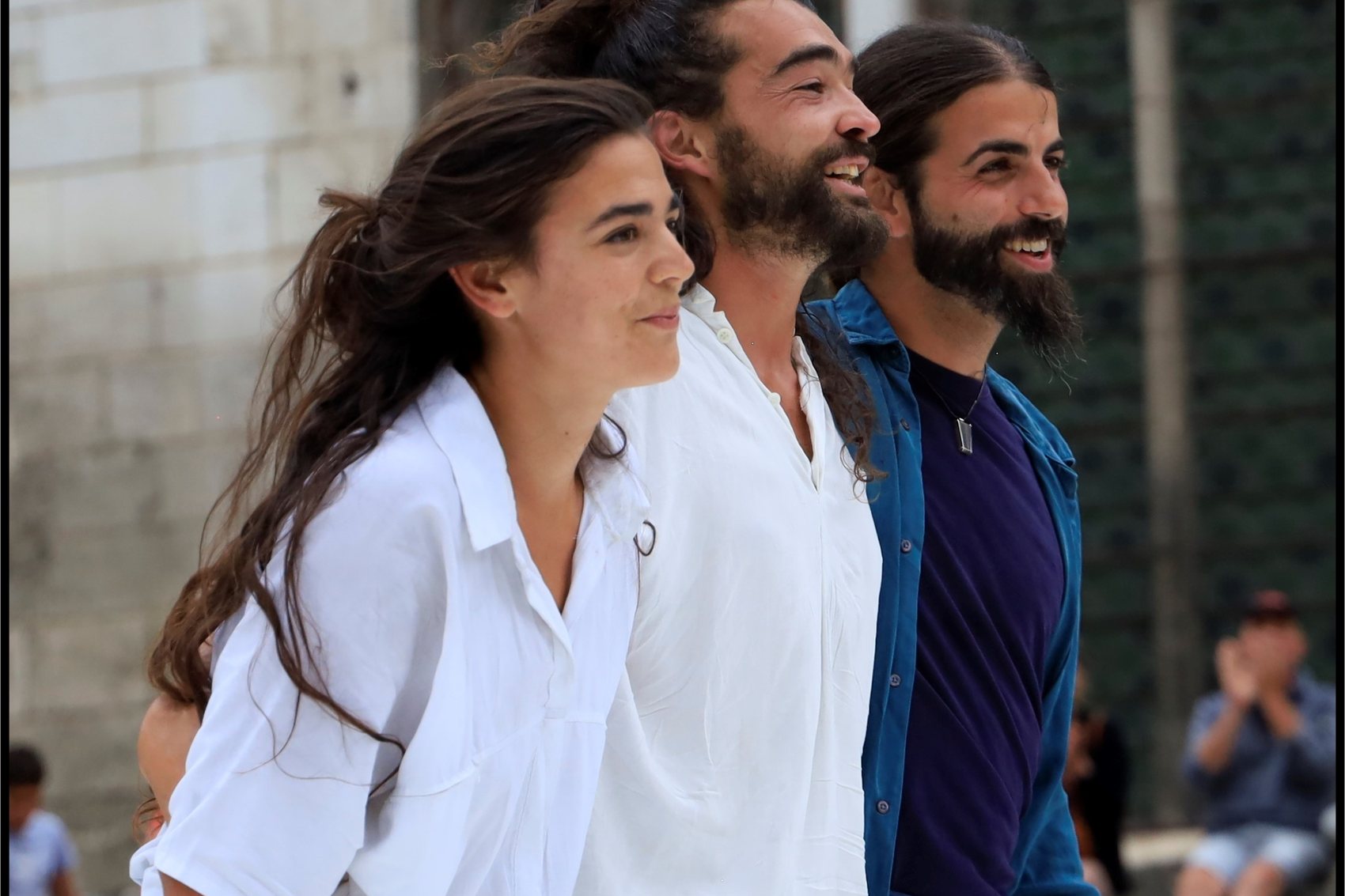 Les trois interprètes alignés de profil, le regard dans la même direction